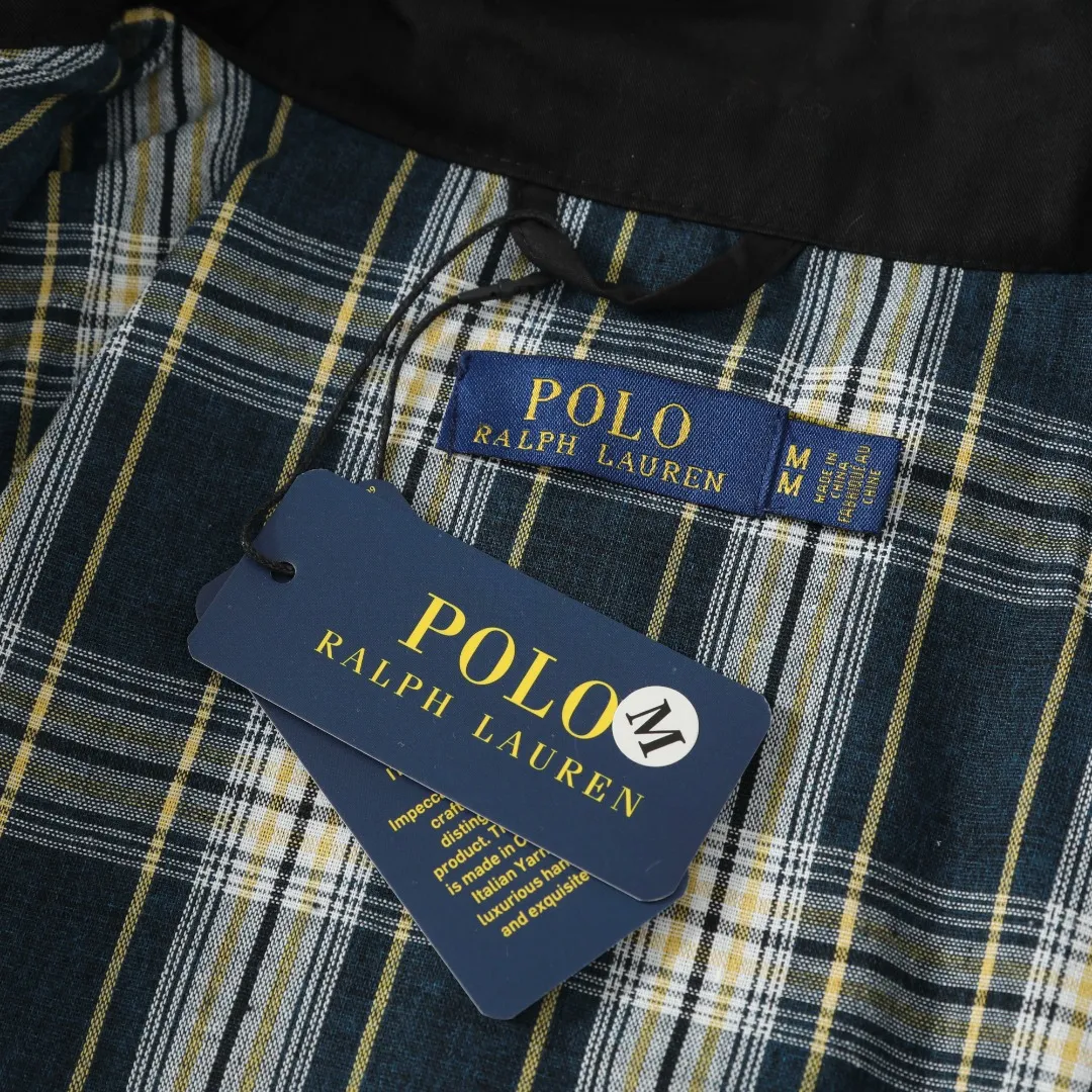 P350 #R23 Ralph Lauren polo white lily contract men's and women's old money style old cadre stand collar workwear Harrington jacket item number RL12020 The fabric has a double-layer shin feel and is full of weight! It's not as heavy as a regular jacket, and the ordinary cotton material feels really different. This one is super comfortable, soft and stylish, and has a green plaid interior that has a retro movie fashion feel! The fit is loose but not baggy. The size is just right and not too picky. The dropped shoulder design modifies the shoulder shape without making it look bulky. This silhouette is a style that will never go out of style after being worn for a long time. The upper body is also very durable and recognizable. The loose and reasonable fit can be worn by both men and women, making it easy to create a clean and refreshing youthful look. The embroidery on the chest is all German Oman embroidery fiber with original data. The embroidery process is very particular about using Japanese Tajima machines to ensure exquisite three-dimensional embroidery. That is what I said is different from the ones on the market. The workmanship is loose and can be used by boys and girls!! Color: Black Khaki Navy Blue Army Green Light Blue Size: M L XL XXL Length: 68/70/72/74 Bust: 122/126/130/134 Shoulder width: 53/54/55/56 Sleeve length: 65/66/67/68